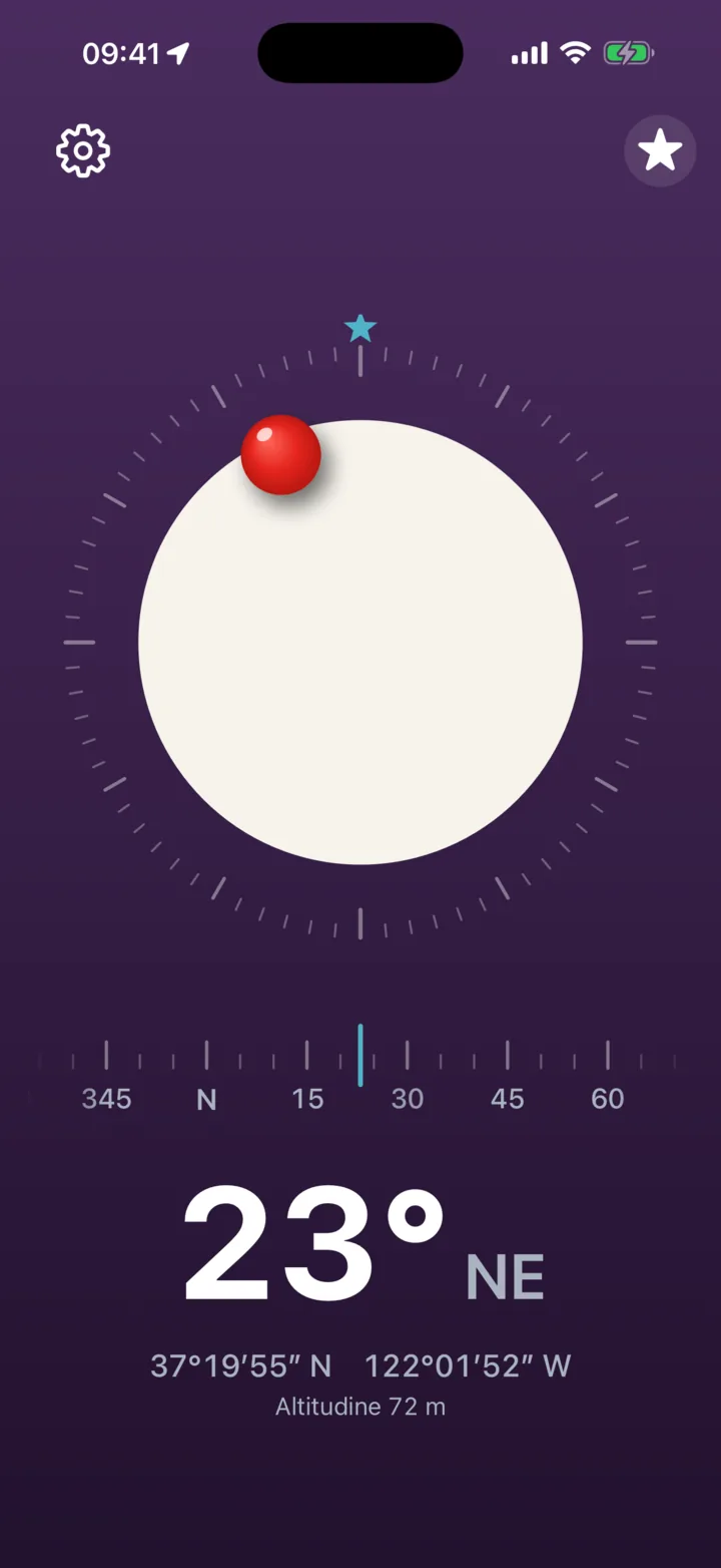 3pNorth su iPhone con il quadrante Disco sullo sfondo Prugna: un disco bianco con una pallina rossa verso nord, direzione 23 gradi nord-est