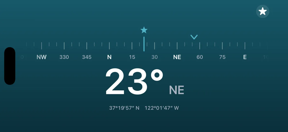 3pNorth in orizzontale su iPhone, sullo sfondo Petrolio: una bussola lineare larga, 23 gradi nord-est in grande e l’indicatore di marcia